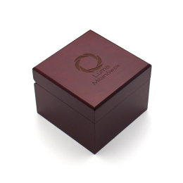 Drewniane pudełko na prezent z logo Luma Milanówek