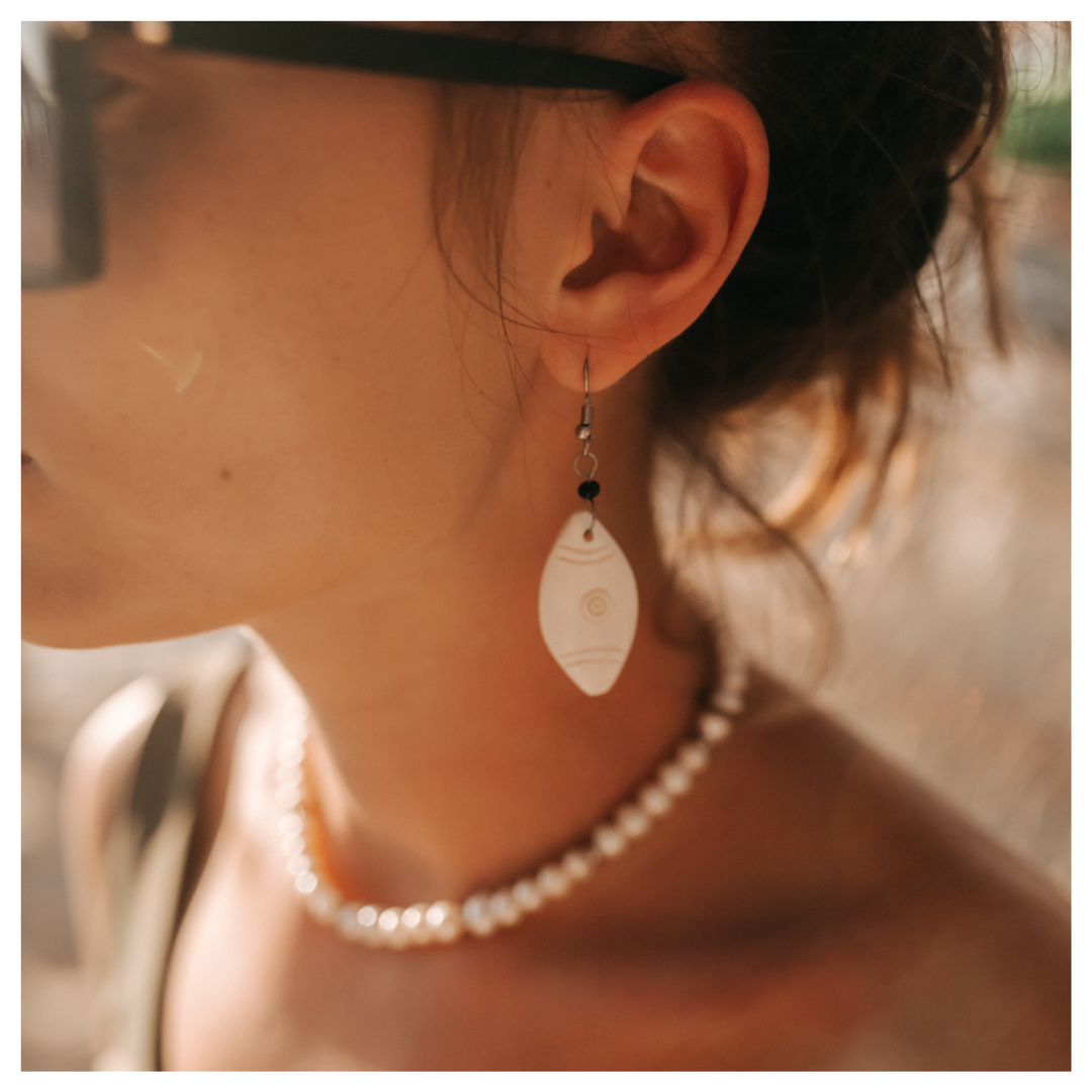 Zdjęcie letniej biżuterii na modelce