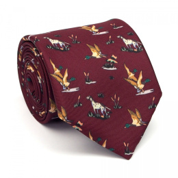 Eine burgunderrote Krawatte mit Jagdmotiv.