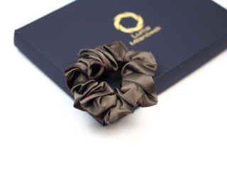 Jedwabna gumka do włosów scrunchie brązowa JGS-001