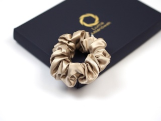 Jedwabna gumka do włosów scrunchie złota JGS-003
