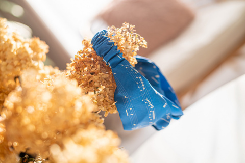 Damska opaska do włosów jedwabna na gumce w nuty