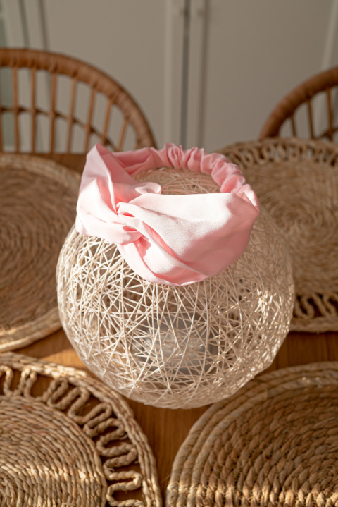 Szeroka jasnoróżowa jedwabna opaska do włosów na gumce