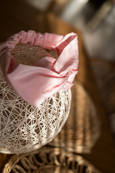 Szeroka jasnoróżowa jedwabna opaska do włosów na gumce