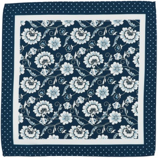 PM-090 Niebieska Poszetka z Mikrofibry Z Motywem Białych Kwiatów