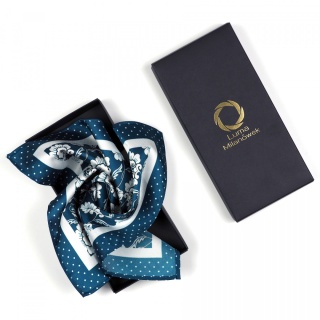 PM-090 Niebieska Poszetka z Mikrofibry Z Motywem Białych Kwiatów