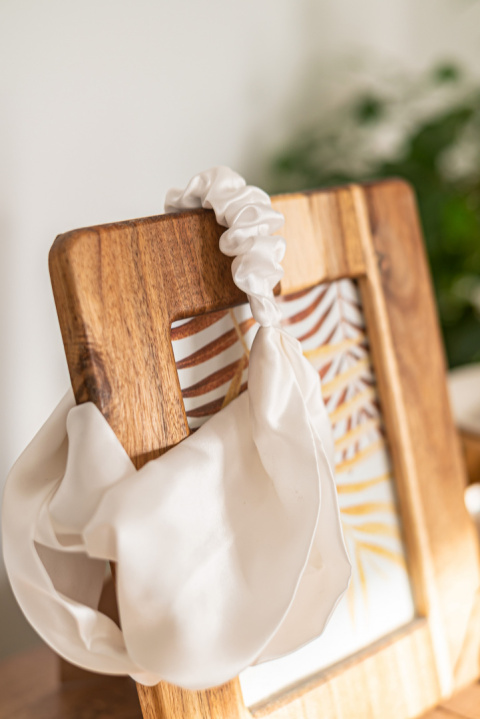 Women's white silk hairband with elastic band