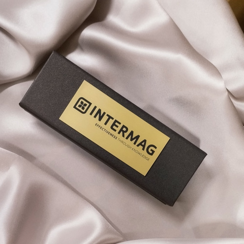 Znakowanie produktu własnym logo lub dedykacją na tabliczce, grawer