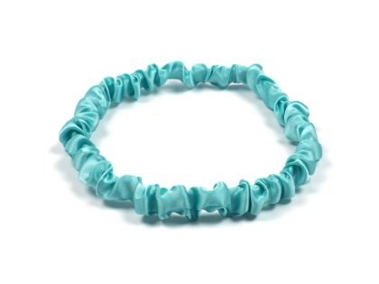 Marszczona jasnoniebieska jedwabna opaska na głowę z gumką JO-030