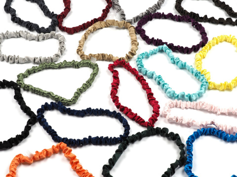 Marszczona niebieska jedwabna opaska na głowę z gumką JO-031