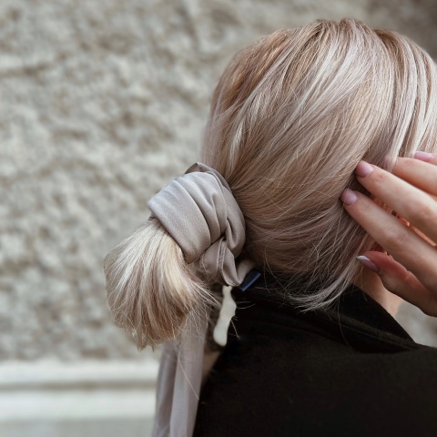 Chłodno beżowa Jedwabna Apaszka Krepa, 70x70cm