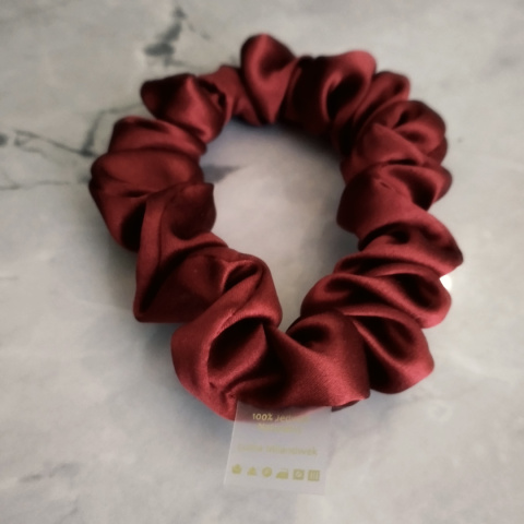 Scrunchie jedwabna gumka do włosów bordowa