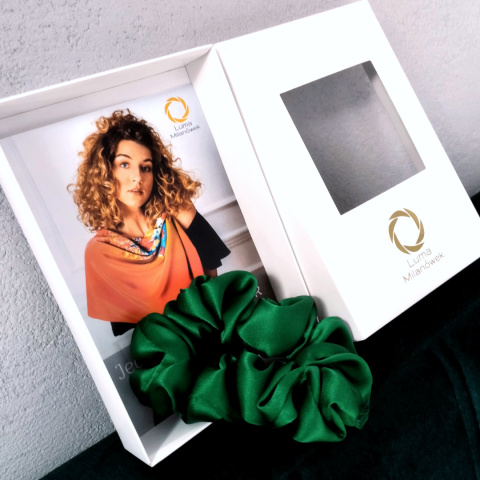 Scrunchie jedwabna gumka do włosów zielona