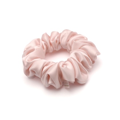 Jedwabna gumka do włosów scrunchie jasnoróżowa JGS-021
