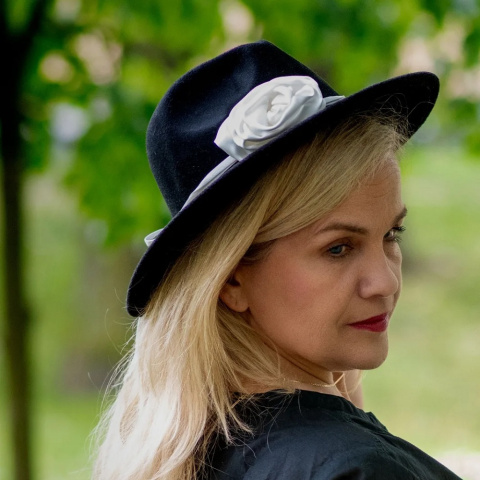 Jedwabny naszyjnik choker na szyję z różą ecru