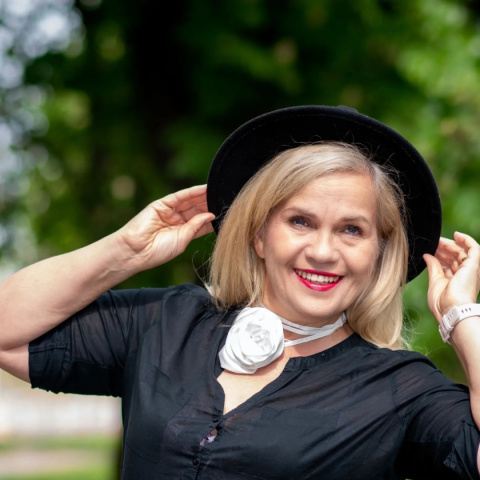 Jedwabny naszyjnik choker na szyję z różą ecru