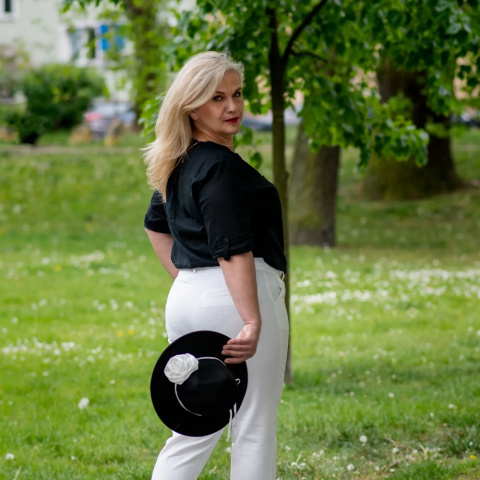 Jedwabny naszyjnik choker na szyję z różą ecru