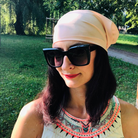 Jedwabna chustka na głowę z gumką w kolorze brzoskwiniowym CHJ-015