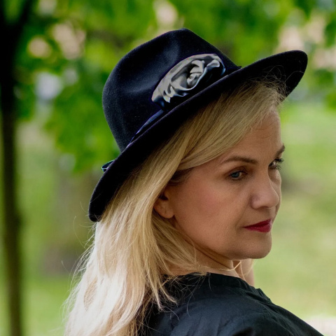 Jedwabny naszyjnik choker na szyję z różą grafitowy