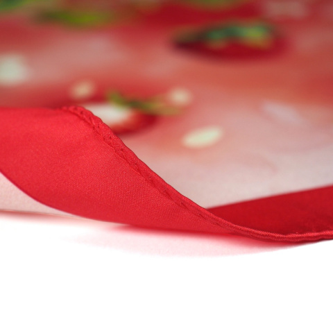 Czerwona jedwabna gawroszka dwustronna z truskawkami z Milanówka 53x53cm AD5-008