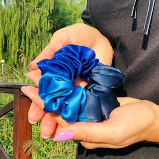 Niebieska jedwabna gumka scrunchie do włosów JGS-031