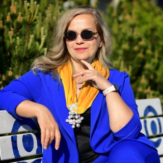 Women's neck scarf made of satin, gold