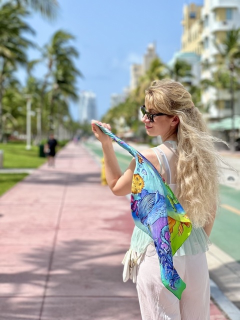 Apaszka satynowa z jedwabiu, dwustronna w kolorach niebieskim i zielonym, z wzorem morskim AD7-075, rozmiar 68x68 cm