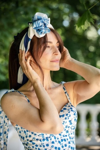 Hand-painted silk scarf with blue background and roses – 90x90 cm