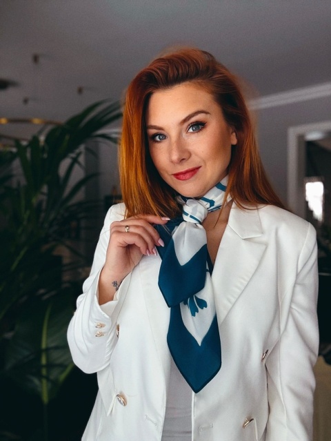 Apaszka jedwabna ręcznie malowana z niebieskimi z różami 90x90cm AM-086