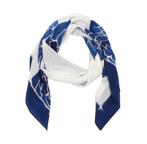 Apaszka jedwabna ręcznie malowana z niebieskimi z różami 90x90cm AM-079