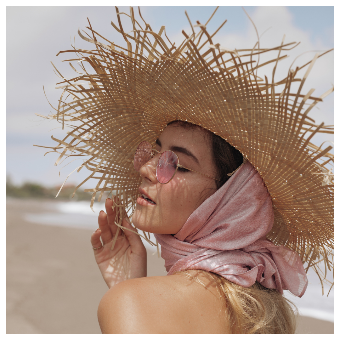 Zdjęcie modelki w kapeluszu i chuście