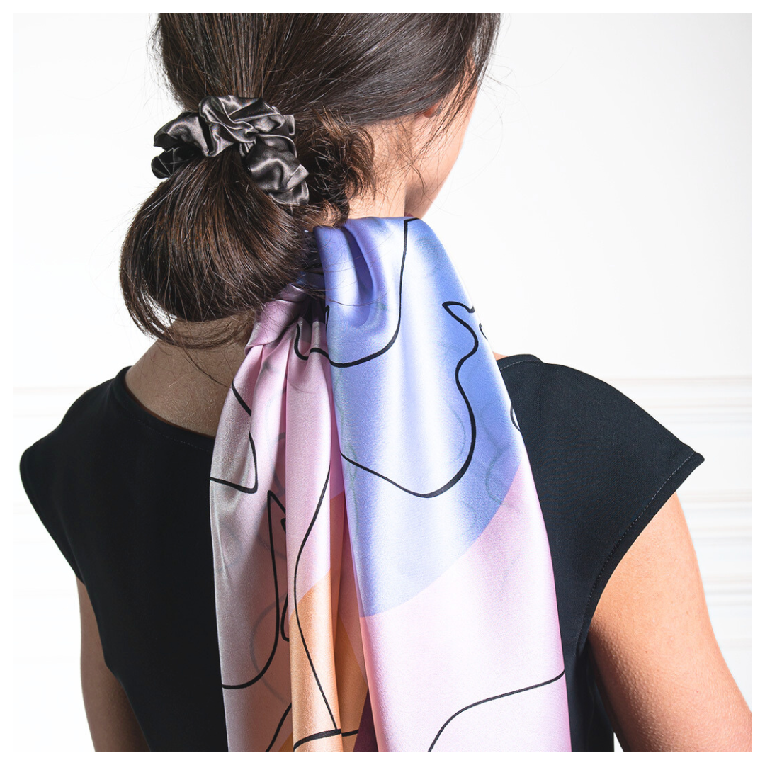 Zdjęcie modelki z jedwabną chustą i gumką scrunchie