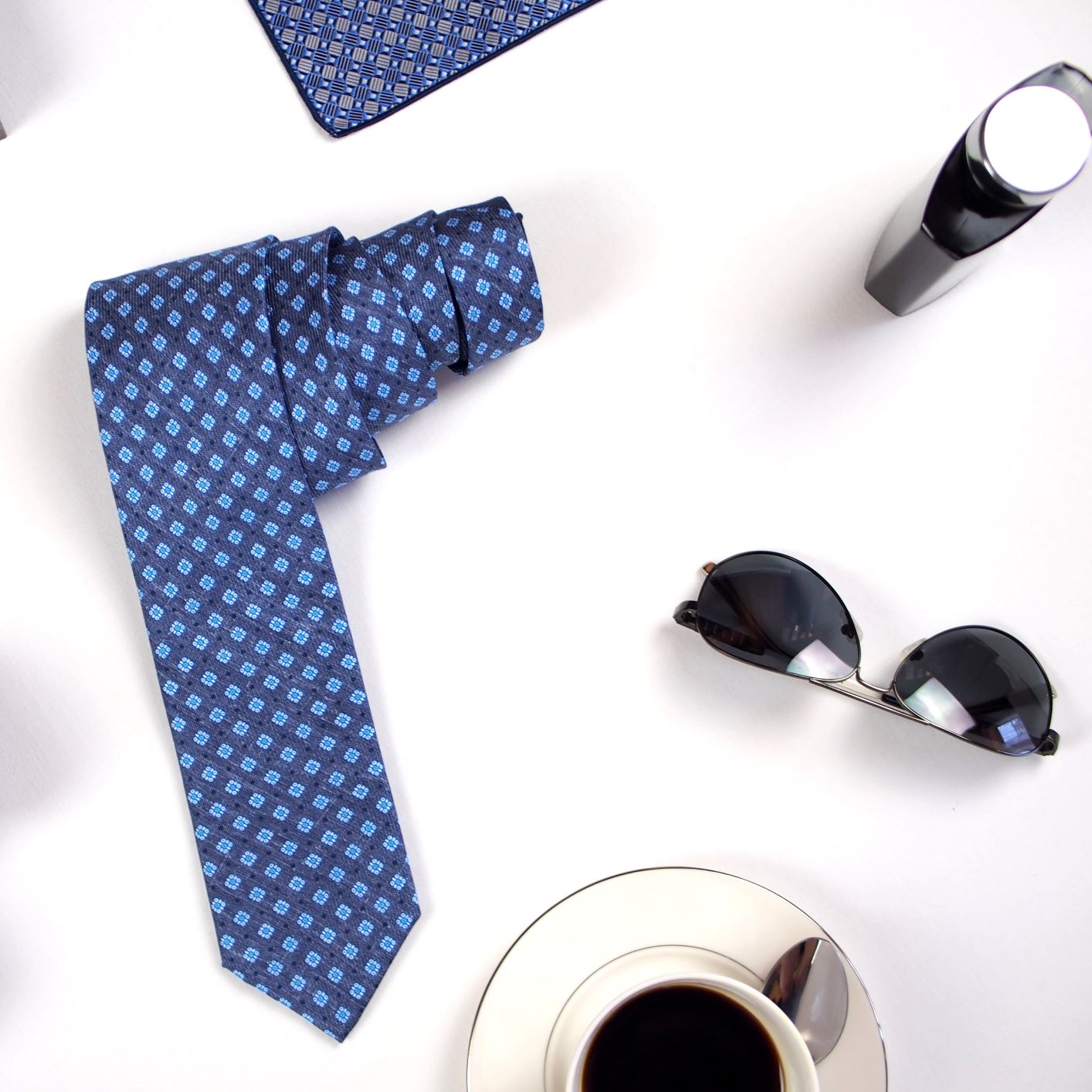 Krawat i koszula – ponadczasowy duet. O kolorystyce słów kilka.