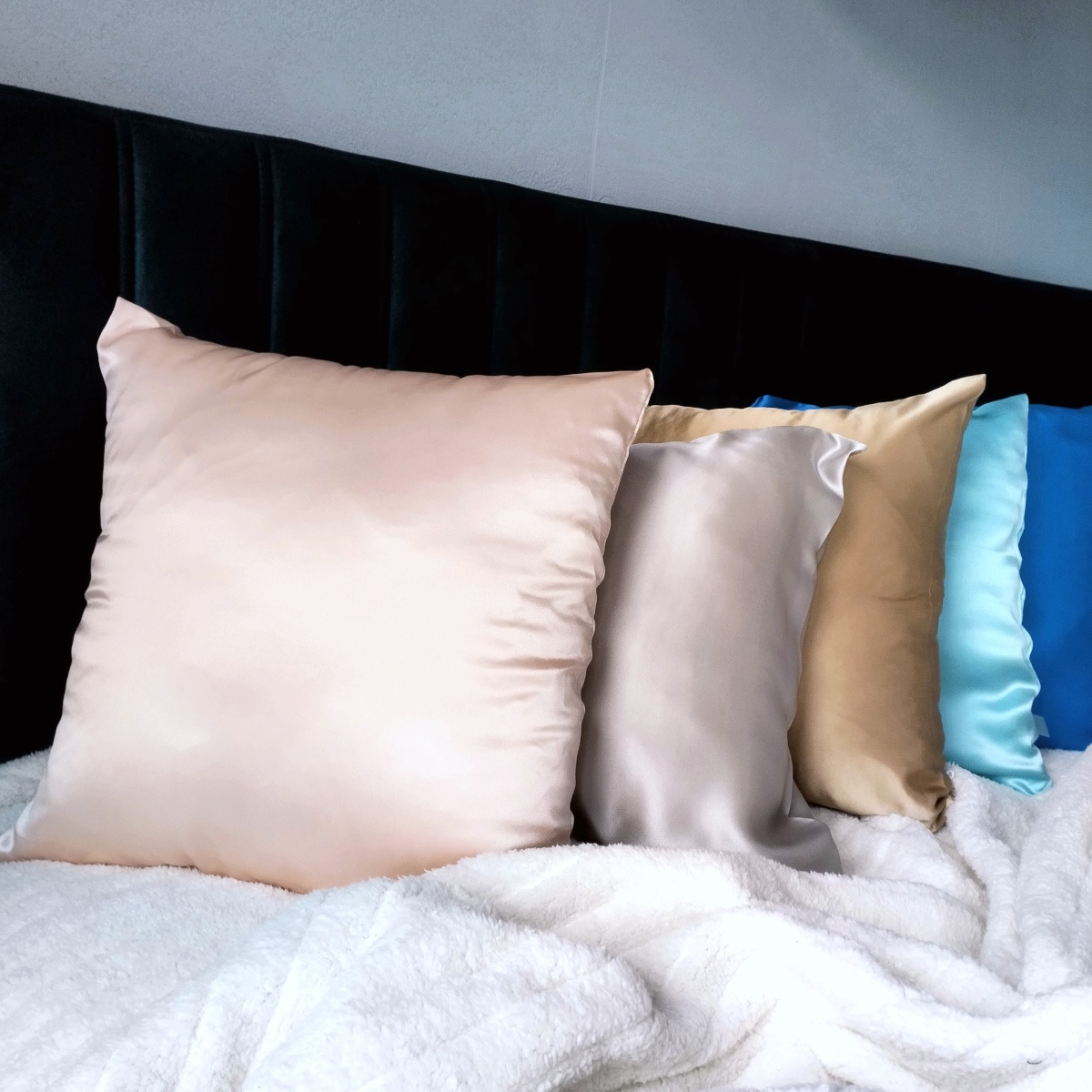 Jakie są korzyści spania na jedwabnej poduszce?
