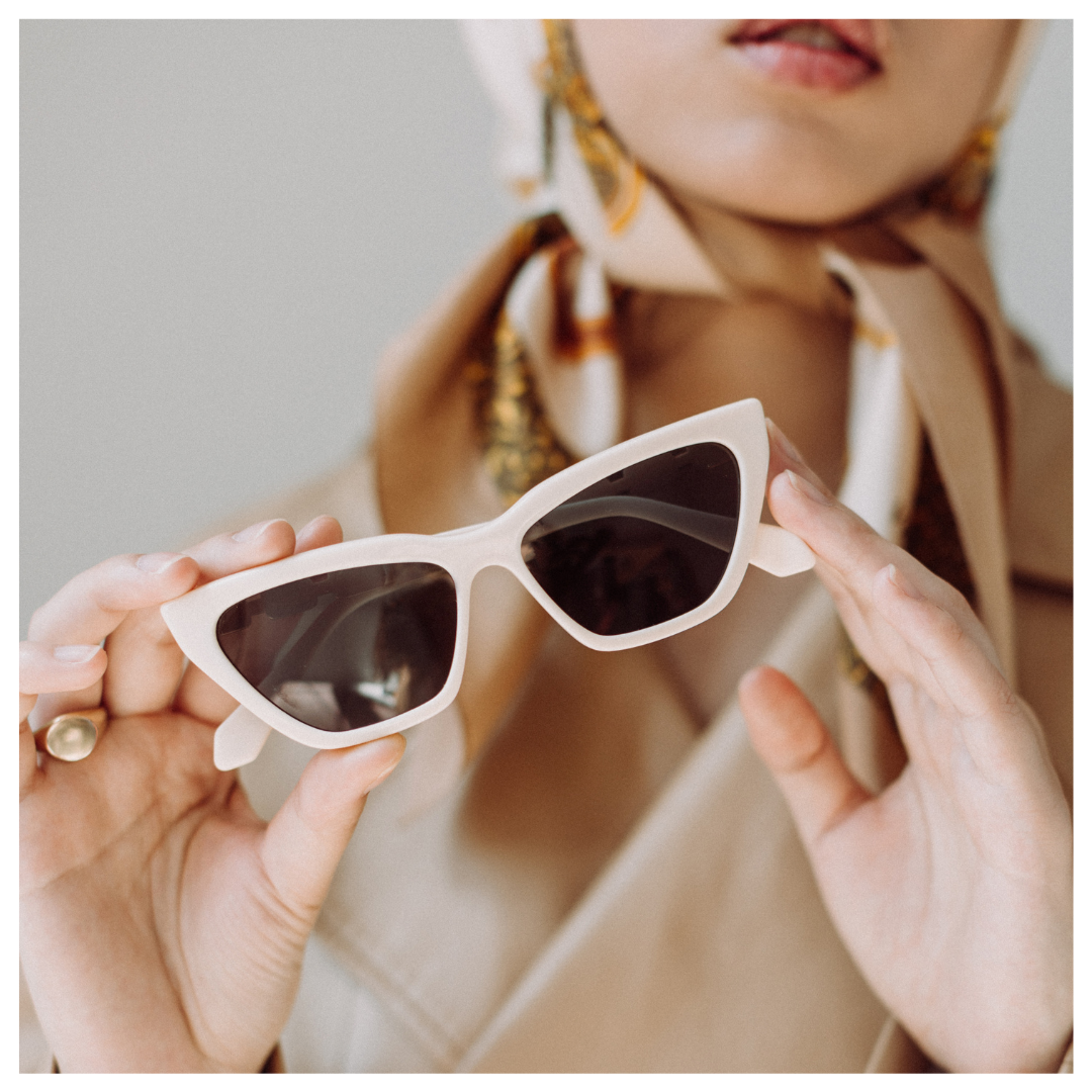 Zdjęcie modelki z okularami