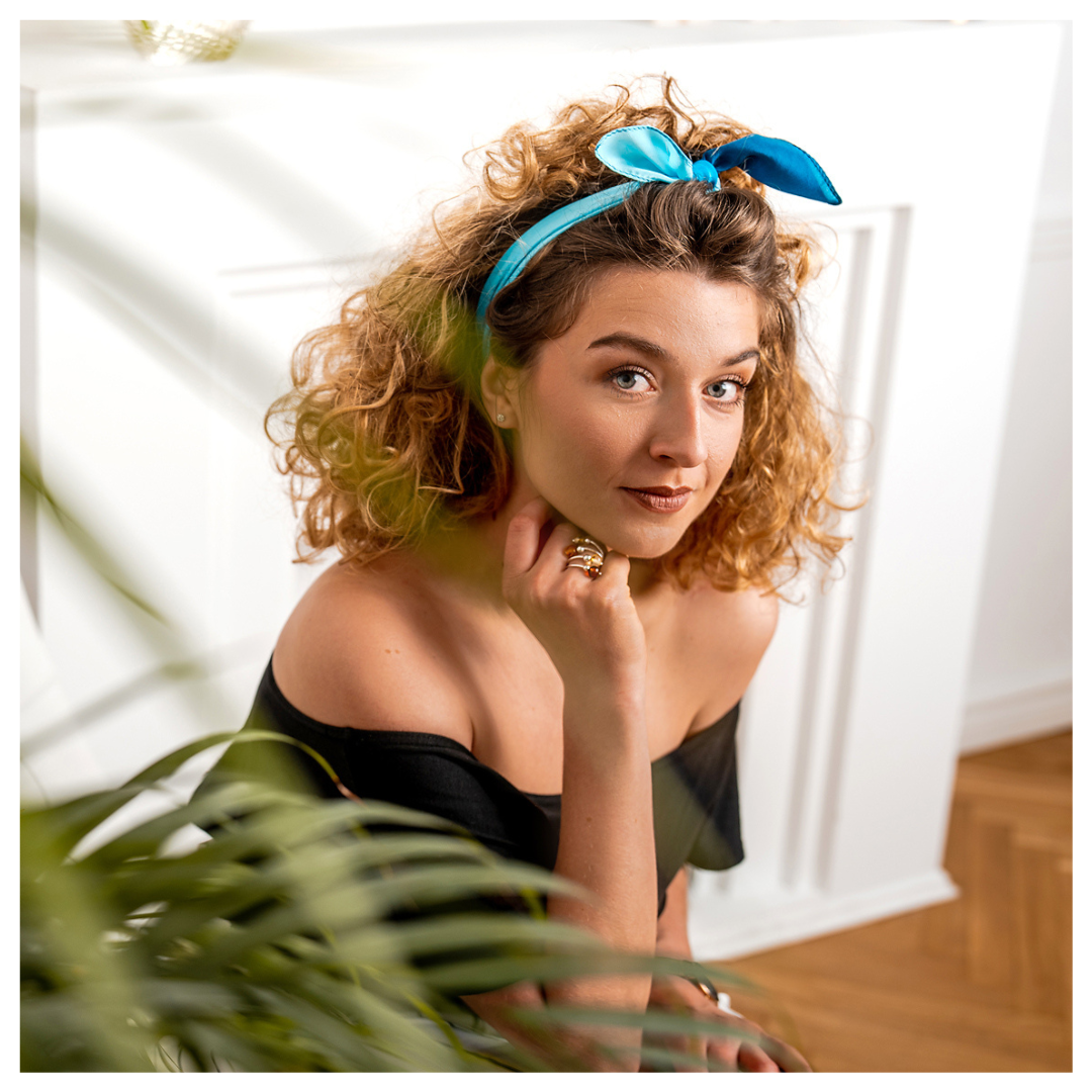 Zdjęcie modelki z jedwabną apaszką we włosach