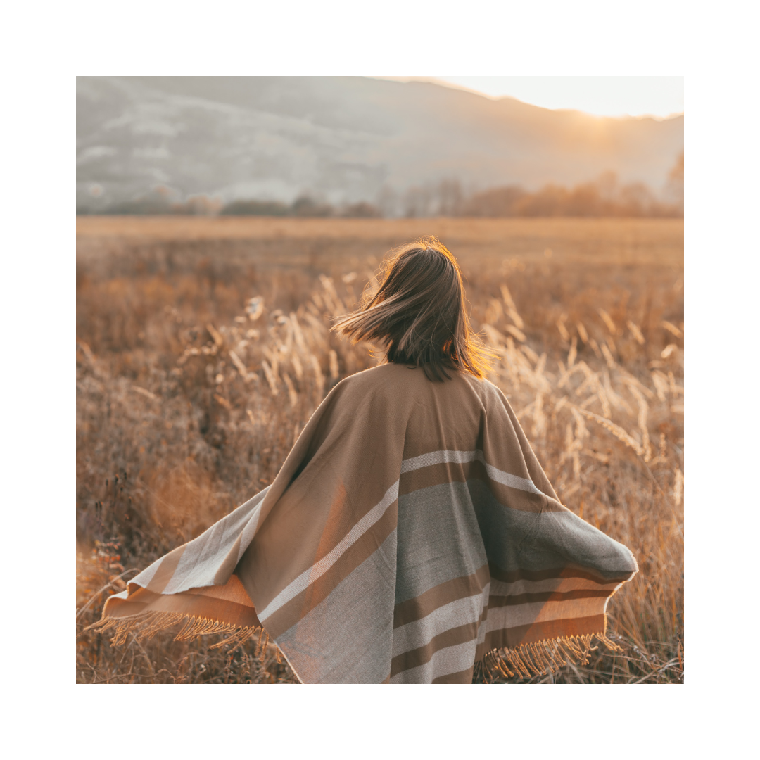 zdjęcie modelki z szalem w kratkę 